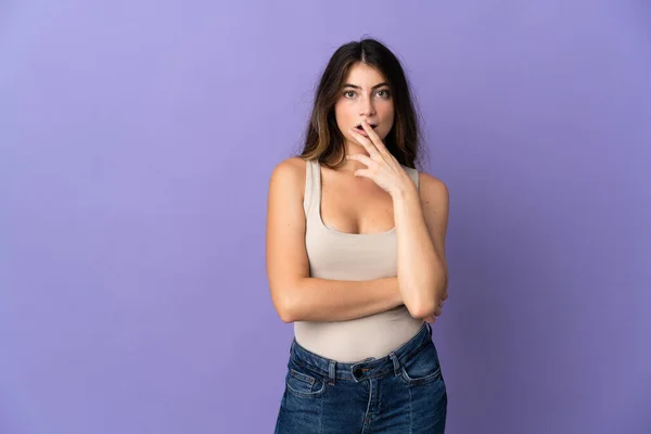 Joven Mujer Caucásica Aislada Sobre Fondo Púrpura Sorprendida Sorprendida Mientras — Foto de Stock