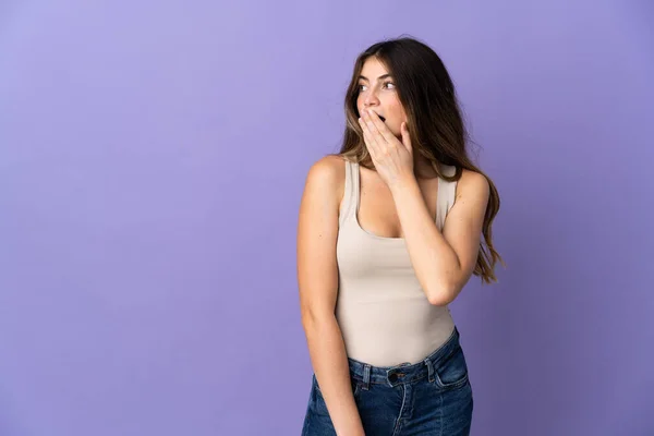 Jeune Femme Caucasienne Isolée Sur Fond Violet Faisant Geste Surprise — Photo