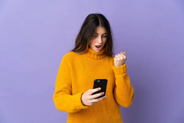 Giovane Donna Caucasica Isolata Sfondo Viola Sorpreso Invio Messaggio — Foto Stock