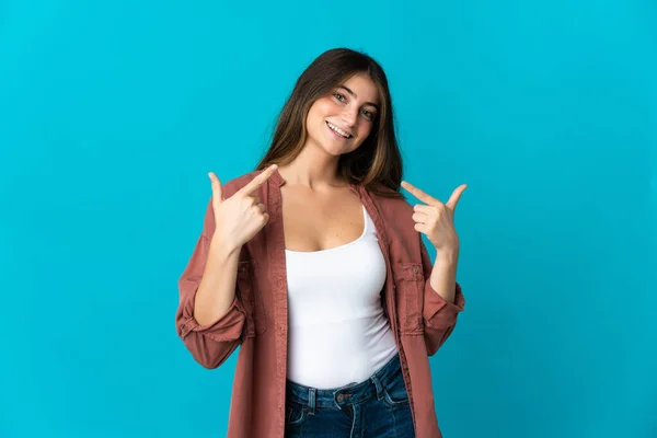 Jeune Femme Caucasienne Isolée Sur Fond Bleu Donnant Pouce Geste — Photo