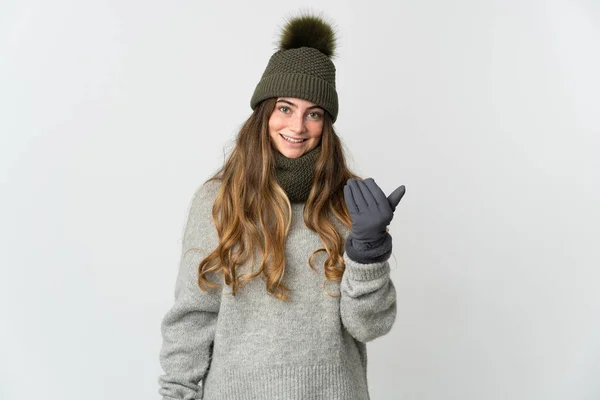 Mulher Caucasiana Jovem Com Chapéu Inverno Isolado Fundo Branco Convidando — Fotografia de Stock