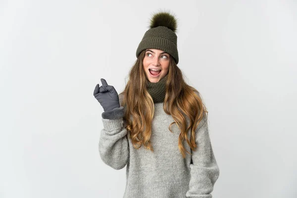 年轻的高加索女人 头戴冬季帽 背景为白色 想在举起一只手指头的同时实现这个解决方案 — 图库照片