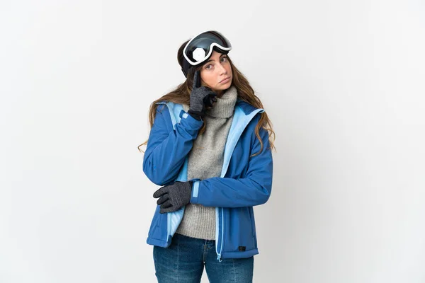 Chica Esquiadora Con Gafas Snowboard Aisladas Sobre Fondo Blanco Pensando —  Fotos de Stock