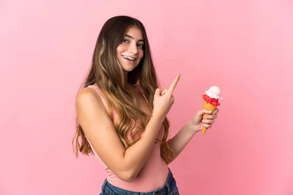 若いですCaucasian女性とともにCornetアイスクリーム孤立上ピンクの背景指摘素晴らしいアイデア — ストック写真