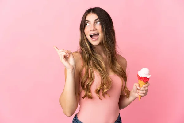 Jonge Blanke Vrouw Met Een Cornet Ijs Geïsoleerd Roze Achtergrond — Stockfoto