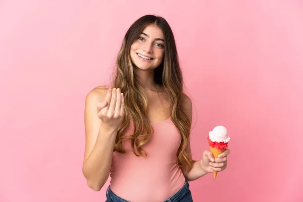 Jonge Blanke Vrouw Met Een Cornet Ijs Geïsoleerd Roze Achtergrond — Stockfoto