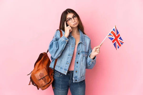 Junge Frau Mit Britischer Flagge Auf Rosa Hintergrund Denkt Eine — Stockfoto