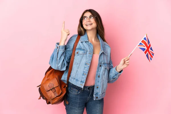 一位年轻女子举着一面英国国旗 背景是粉色的 这说明了一个伟大的想法 — 图库照片