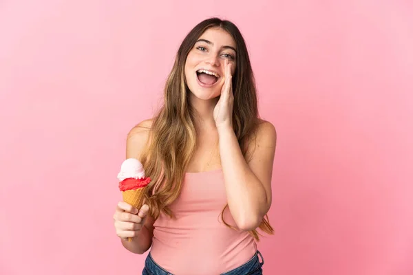 Mulher Caucasiana Jovem Com Sorvete Corneto Isolado Fundo Rosa Gritando — Fotografia de Stock