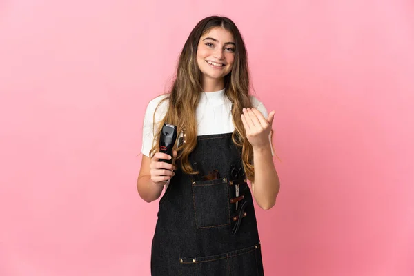 Mulher Cabeleireira Jovem Isolado Fundo Rosa Convidando Para Vir Com — Fotografia de Stock