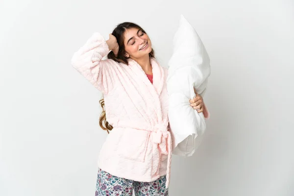 Mulher Branca Jovem Isolado Fundo Branco Pijama Segurando Travesseiro Bocejo — Fotografia de Stock