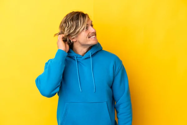 Handsome Blonde Man Isolated Yellow Background Thinking Idea — Stock Photo, Image