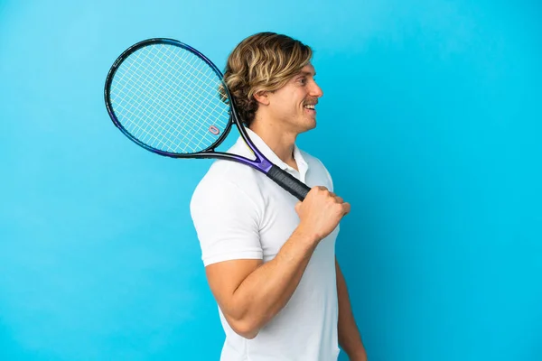 Blond Tennisspelare Man Isolerad Blå Bakgrund Ser Sida — Stockfoto