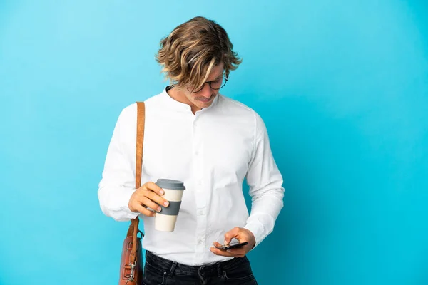 Ung Blond Affärsman Isolerad Blå Bakgrund Håller Kaffe För Att — Stockfoto