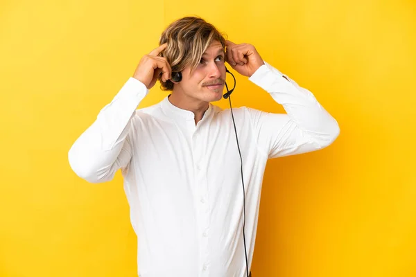Telefon Pazarlamacısı Sarı Arka Planda Izole Edilmiş Bir Kulaklıkla Çalışıyor — Stok fotoğraf
