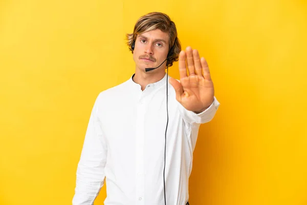 Telemarketer Mann Arbeitet Mit Einem Headset Isoliert Auf Gelbem Hintergrund — Stockfoto