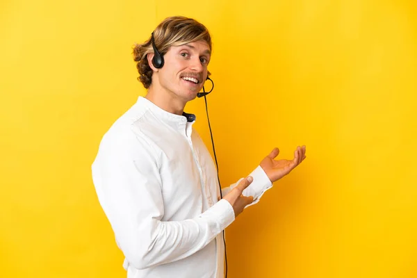 Telemarketer Człowiek Pracuje Zestawu Słuchawkowego Izolowane Żółtym Tle Wyciągając Ręce — Zdjęcie stockowe