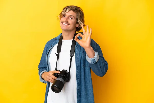 Jonge Fotograaf Man Geïsoleerd Gele Achtergrond Tonen Teken Met Vingers — Stockfoto