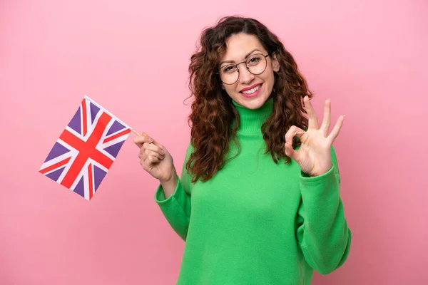 Junge Kaukasische Frau Mit Englischer Flagge Auf Rosa Hintergrund Zeigt — Stockfoto