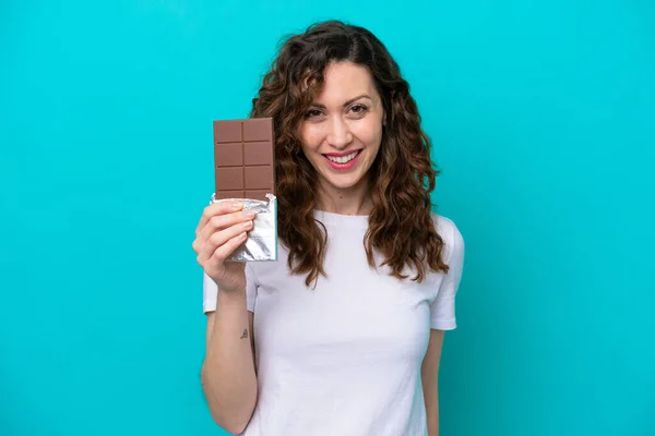 Mladá Běloška Žena Izolované Modrém Pozadí Čokoládovou Tabletu Šťastný — Stock fotografie