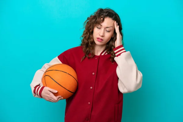若いです白人バスケットボール選手女性隔離上の青の背景に頭痛の種 — ストック写真