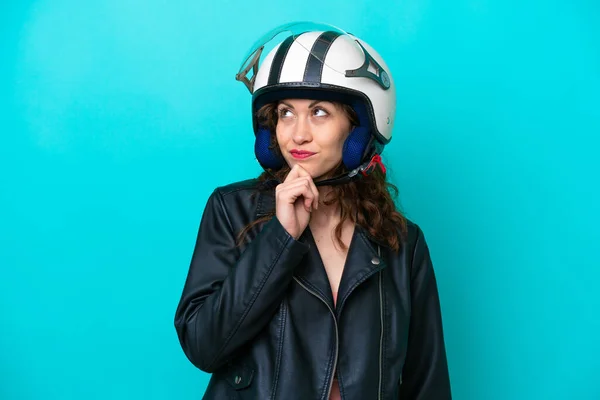 Jonge Kaukasische Vrouw Met Een Motorfiets Helm Geïsoleerd Blauwe Achtergrond — Stockfoto