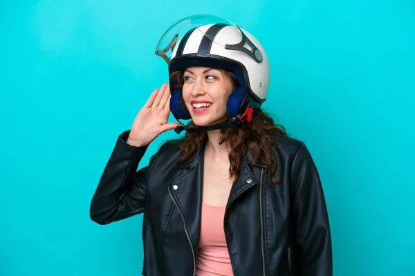 Jonge Blanke Vrouw Met Een Motorfiets Helm Geïsoleerd Blauwe Achtergrond — Stockfoto