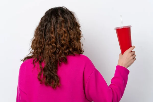 Joven Mujer Caucásica Bebiendo Refresco Aislado Sobre Fondo Blanco Posición — Foto de Stock