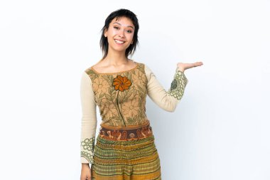 İzole edilmiş beyaz arkaplan üzerinde genç Uruguaylı kız bir ilan vermek için avucunun içinde hayali bir metin tutuyor.