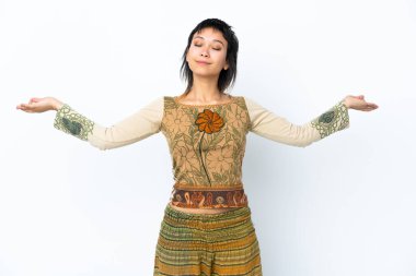 Genç Uruguaylı kız Zen pozunda soyutlanmış beyaz arka plan üzerinde