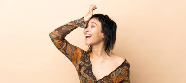 Bej arka planda izole edilmiş Hintli kadın bir şey fark etti ve çözüme niyetlendi.