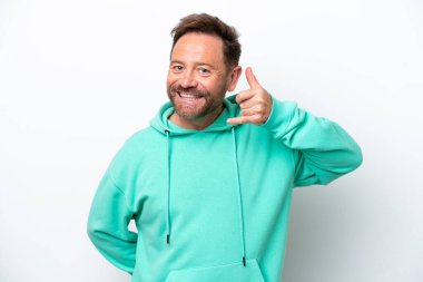 Beyaz arka planda izole edilmiş orta yaşlı beyaz bir adam telefon jesti yapıyor. Bana geri dönüş işareti ver.