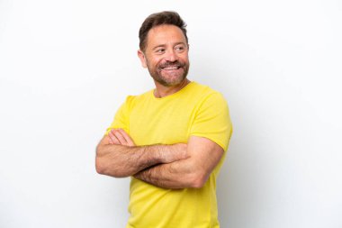 Beyaz arka planda soyutlanmış, kolları çapraz ve mutlu orta yaşlı beyaz bir adam.