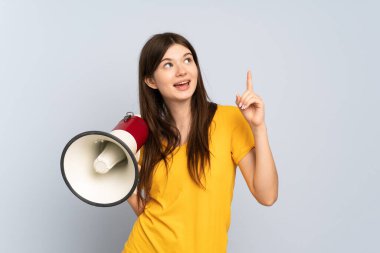 Beyaz arka planda izole edilmiş genç Ukraynalı bir kız elinde bir megafonla çözümü bulmaya çalışıyor.