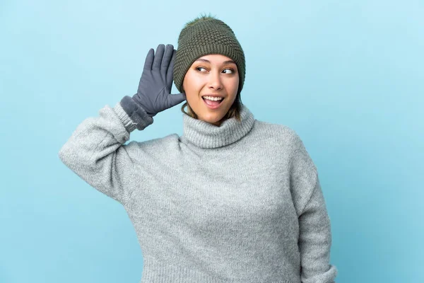 Ung Uruguayansk Flicka Med Vinter Hatt Isolerad Blå Bakgrund Lyssna — Stockfoto
