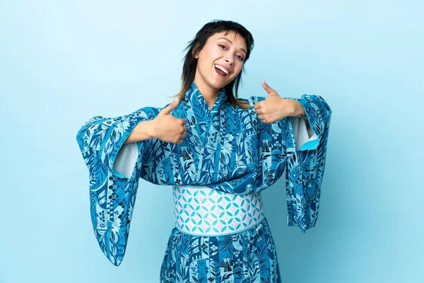 Mujer Joven Usando Kimono Sobre Fondo Azul Aislado Dando Gesto —  Fotos de Stock