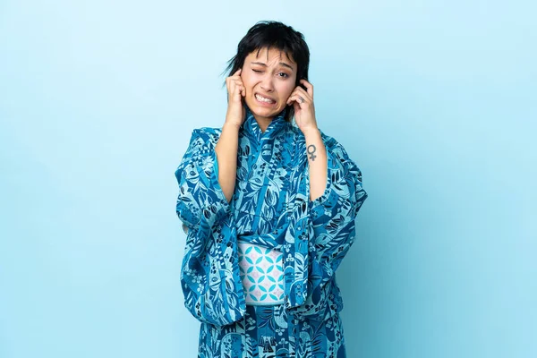 Mujer Joven Usando Kimono Sobre Aislado Fondo Azul Frustrado Cubriendo —  Fotos de Stock