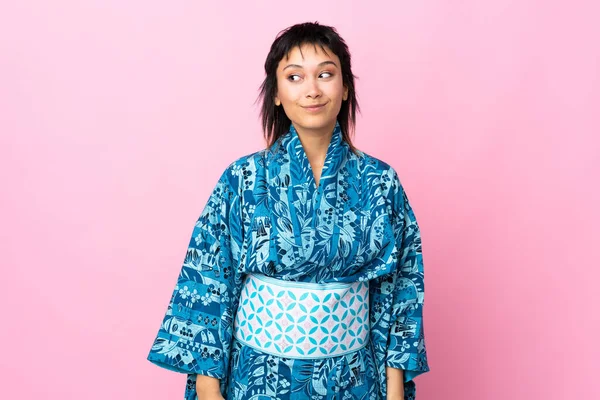 Mujer Joven Usando Kimono Sobre Fondo Azul Aislado Haciendo Gestos —  Fotos de Stock