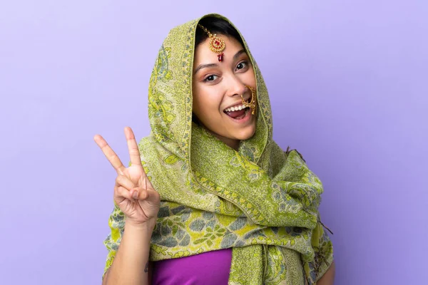 Femme Indienne Isolée Sur Fond Violet Souriant Montrant Signe Victoire — Photo