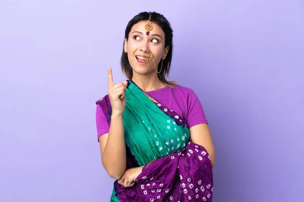 Hinduska Kobieta Odizolowana Fioletowym Tle Myśląc Pomyśle Wskazującym Palcem Górę — Zdjęcie stockowe