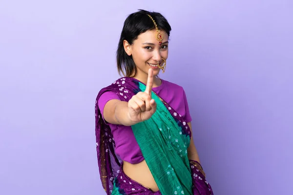 Ινδή Γυναίκα Απομονωμένη Μωβ Φόντο Δείχνει Και Άρει Ένα Δάχτυλο — Φωτογραφία Αρχείου