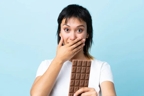 Mladá Uruguayská Žena Přes Izolované Modré Pozadí Čokoládovou Tabletu Překvapený — Stock fotografie