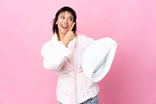 Joven Uruguaya Pijama Sobre Fondo Rosa Aislado Señalando Con Dedo —  Fotos de Stock