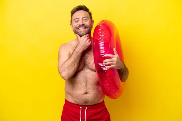 Homem Caucasiano Meia Idade Segurando Donut Inflável Isolado Fundo Amarelo — Fotografia de Stock