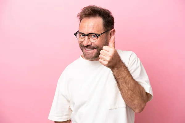 Medioevo Uomo Caucasico Isolato Sfondo Rosa Con Occhiali Con Pollice — Foto Stock