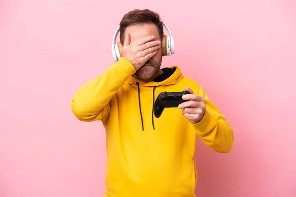 Middelbare Leeftijd Man Spelen Met Een Video Game Controller Geïsoleerd — Stockfoto