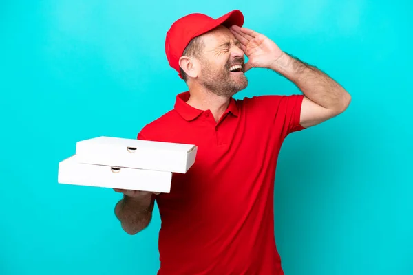 Pizza Dodávky Muž Pracovní Uniformou Vyzvednutí Pizza Boxy Izolované Modrém — Stock fotografie