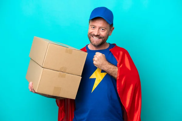 Süper Kahraman Teslimatçı Mavi Arka Planda Izole Bir Şekilde Zaferi — Stok fotoğraf