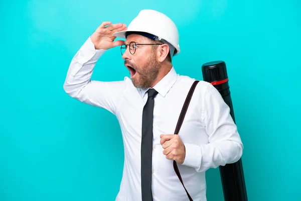 Homem Arquiteto Meia Idade Com Capacete Segurando Plantas Isoladas Fundo — Fotografia de Stock