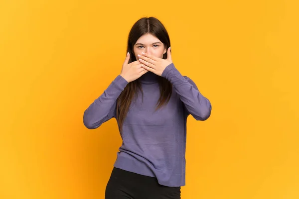 Junge Ukrainische Mädchen Isoliert Auf Gelbem Hintergrund Mund Mit Händen — Stockfoto